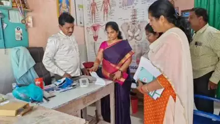 భూపాలపల్లి: జిల్లా కేంద్రంలోని RMP, PMP కేంద్రాలను ఆకస్మికంగా తనిఖీ చేసిన ఇన్చార్జి వైద్యాధికారి శ్రీదేవి
