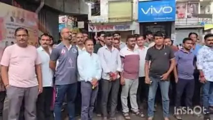 શહેરમાં સચિન વિસ્તારમાં લૂંટ વિથ ફાયરિંગ મામલે, જ્વેલર્સ વેપારીનું મોતમાં સચિન વિસ્તારમાં સંપૂર્ણ બજાર બંધ