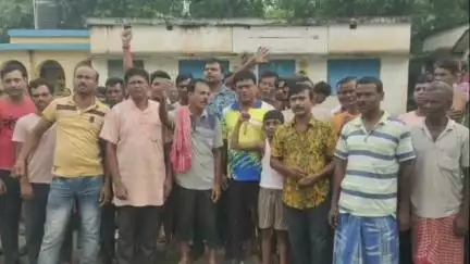 কৃষ্ণনগর ১: দুর্নীতির অভিযোগ তুলে শিক্ষককে জাহাঙ্গীরপুর প্রাইমারি স্কুলে ঢুকতে বাধা;  তদন্তে এসে বিক্ষোভের মুখে প্রশাসনিক আধিকারিকরা