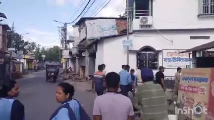 গঙ্গারামপুর: নিউমার্কেট এলাকায় দু'পক্ষের সংঘর্ষ, ঘটনাস্থানে বিশাল পুলিশ বাহিনী