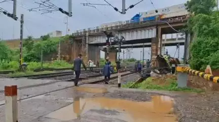 খড়গপুর ১: নিমপুরায় ব্রিজ থেকে রেললাইনে পড়ল লরি; মৃত চালক ও আহত খালাসি; ভাঙা লরি সরানো ও ছেঁড়া তার সারানোর কাজ করছে রেল