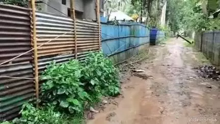বিশালগড়: NC নগর ঘনিয়ামারা এলাকায় বৃষ্টির জেরে গাছ ও বিদ্যুতের খুঁটি ভেঙে পড়ে বন্ধ সড়ক, সমস্যায় স্থানীয়রা #jansamasya