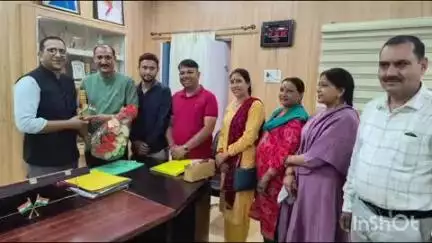 जोशियाड़ा: नगर पालिका बाड़ाहाट के सभासदों ने पालिकाध्यक्ष के नेतृत्व में डीएम प्रशांत आर्य से की मुलाकात, विकास को लेकर की चर्चा