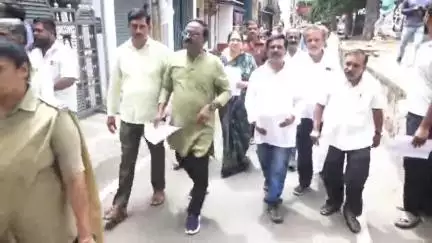 ಮೈಸೂರು: ನಗರದಲ್ಲಿ ಮನೆ ಮನೆಗೆ ತೆರಳಿ ಸರಗಳ್ಳತನದ ಕರಪತ್ರ ನೀಡಿ ಜಾಗೃತಿ ಮೂಡಿಸಿದ ನಗರ ಪಾಲಿಕೆ ಮಾಜಿ ಸದಸ್ಯ ರಾಮ್ ಪ್ರಸಾದ್