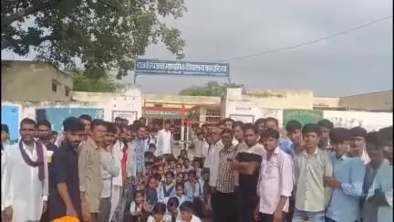 सावर: राउमावि काचरिया में शिक्षकों की कमी को लेकर ग्रामीणों ने किया प्रदर्शन, स्कूल के मेन गेट पर लगाया ताला