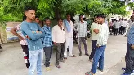 नारासन: लंढौरा के पास तेज रफ्तार ट्रैक्टर ट्रॉली ने बाइक सवार 2 युवकों को मारी टक्कर, एक युवक की मौके पर हुई मौत