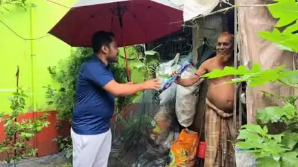 ভাঙড় ১: জনসংযোগে শওকত টেকনিক ! নিম্নচাপের মধ্যে বাড়িতে বাড়িতে গিয়ে প্রবীণদের মধ্যে ছাতা বিতরণ ভাঙড়ের তৃণমূল নেতৃত্বের