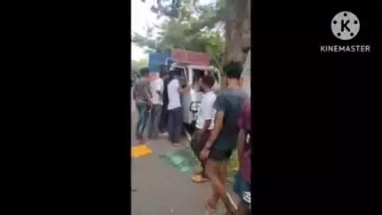 बेलहर: ड्राइवर को झपकी आने के कारण जिलेबिया मोड़ के पास पेड़ से टकराया मैजिक वाहन, घायल चालक बांका रेफर