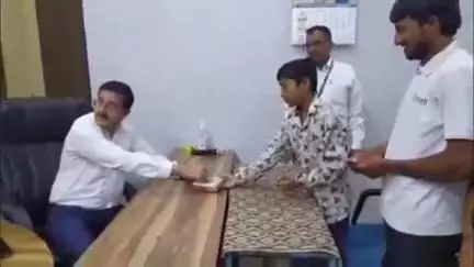खंडवा नगर: कलेक्ट्रेट में आयोजित जनसुनवाई में पहुंचे एक छात्र ने समस्या का समाधान होने पर बांटी मिठाई