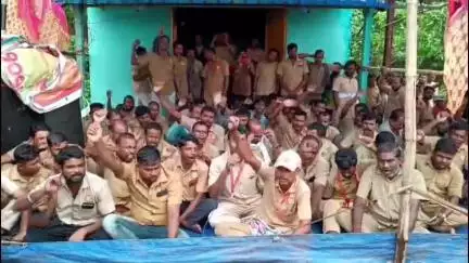 ସୁକିନ୍ଦା: ସୁକିନ୍ଦା ମଙ୍ଗଳପୁର ଛକ ନିକଟରେ ଓଡ଼ିଶା ଡ୍ରାଇଭର ମହାସଙ୍ଘ ପକ୍ଷରୁ ବିଭିନ୍ନ ଦାବି ନେଇ ଆନ୍ଦୋଳନ ଜାରି