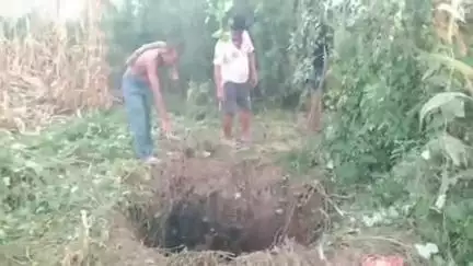 अमृतपुर: हरसिंहपुर गहलवार में पूर्व प्रधान के कुएं में गिरी पालतू गाय, ग्रामीणों ने छोटे पसीने हाइड्रा से निकाली बाहर