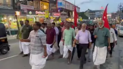 വെെത്തിരി: ദേശീയ പണിമുടക്ക്, കൽപ്പറ്റയിൽ ഇടത് ട്രേഡ് യൂണിയൻ സംഘടനകളുടെ പന്തംകൊളുത്തി പ്രകടനം
