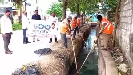 కోరుట్ల: మెట్పల్లి పట్టణంలోని 9 అవార్డులో 100 రోజుల ప్రణాళికలో భాగంగా పారిశుద్ధ పనులు పరిశీలించిన కమిషనర్ మోహన్