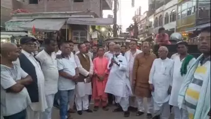 मधुबनी: स्टेशन चौक पर इंडिया गठबंधन के नेताओं द्वारा नुक्कड़ सभा का आयोजन किया गया