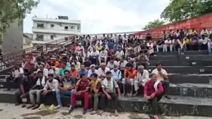 रोहतक: डोर टू डोर कूड़ा उठाने का ठेका खत्म होने पर सफाई कर्मचारियों को सैलरी का डर रंगशाला में हुए एकत्रित #jansamsya