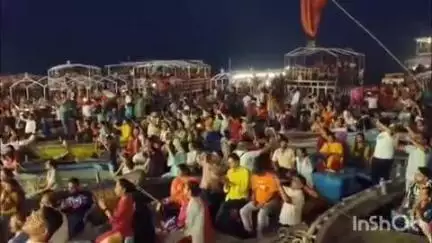 मां गंगा के जलस्तर में बढ़ाव के बाद गंगा सेवा निधि द्वारा दशाश्वमेध घाट पर विश्व प्रसिद्ध मां गंगा की आरती का आयोजन