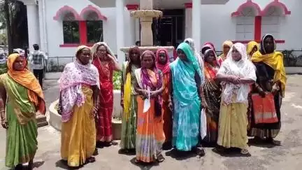 कटनी नगर: कटनी: सरसवाही में अवैध शराब कारोबार के खिलाफ महिलाएं लामबंद, एसपी और कलेक्टर कार्यालय पहुंचीं