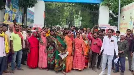 औरंगाबाद: मदनपुर के महुलान गांव के दर्जनों दलितों ने समाहरणालय का किया घेराव, जमीन से बेदखल करने पर जताया आक्रोश