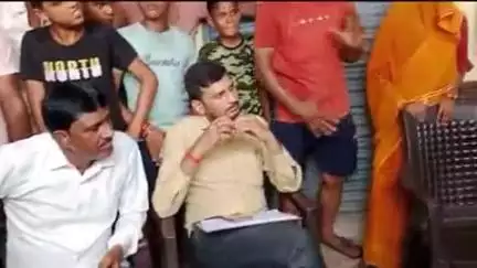 बाह: करनपुरा गांव में कोटेदार की अभद्रता पर विवाद, सप्लाई इंस्पेक्टर ने की जांच