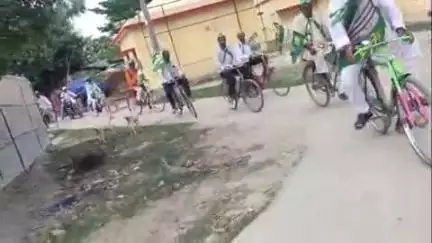 तेतरिया: तेतरिया प्रखंड में मतदाता पुनरीक्षण अभियान के तहत जदयू के प्रखंड अध्यक्ष की अध्यक्षता में निकाली गई साइकिल रैली
