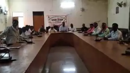 डलमऊ: प्रधान संघ अध्यक्ष पुष्पेंद्र सिंह ने खंड विकास अधिकारी अशोक सचान डलमऊ को ज्ञापन सौंपा