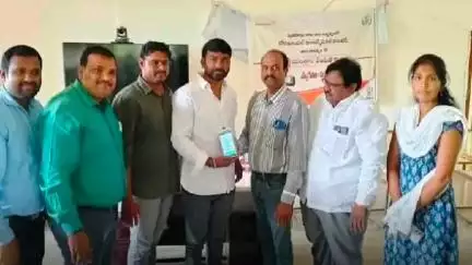 కోరుట్ల: రైతు నేస్తం కార్యక్రమంలో భాగంగా మెట్పల్లి
మండలం చౌలమద్ధి క్లస్టర్ లోని పత్తి ఆయిల్ ఫామ్ పై రైతులకు అవగాహన