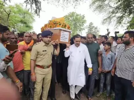 सारंगपुर: सारंगपुर विधायक मंत्री गौतम टेटवाल ने शहीद दीप सिंह सोलंकी को कंधा दिया, श्रद्धा सुमन अर्पित किए