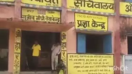 सिसई: ओलमुंडा पंचायत भवन में धरती आबा जनजाति ग्राम उत्कर्ष अभियान के लिए जागरूकता शिविर का आयोजन