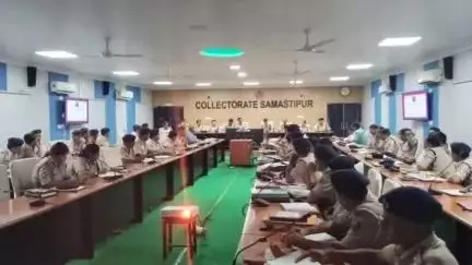 समस्तीपुर: समाहरणालय के सभागार में SP की अध्यक्षता में अपराध नियंत्रण को लेकर पुलिस अधिकारियों के साथ बैठक आयोजित