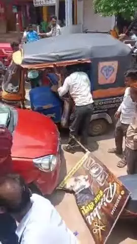 जतारा: दिगौड़ा में कार ने टैक्सी से उतरी सवारियों को मारी टक्कर, महिला समेत तीन घायल