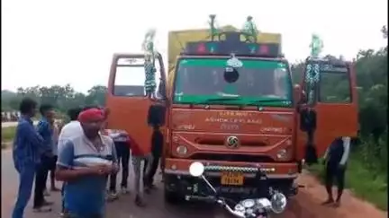 କେନ୍ଦୁଝର ସହର: ବାଉଁଶୁଳି ନିକଟରେ ଗୋରୁ ବୋଝେଇ ଟ୍ରକ କୁ ଧରିଲା ଡ୍ରାଇଭ୍ ମହାସଂଘ