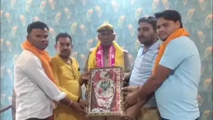 गोवर्धन: मथुरा में ईमानदारी से ड्यूटी करने वाले होमगार्ड का सम्मान, ई-रिक्शा से प्रतिबंधित मार्ग पर जा रहे DM व SP को रोका था