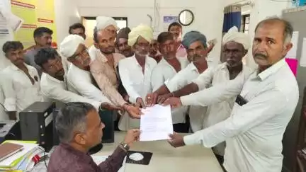 વાવ: બાલુંત્રી ગામે જાહેર રસ્તો ખુલ્લો કરાવવા મામલતદાર કચેરીને ગ્રામજનોએ કરી રજૂઆત...