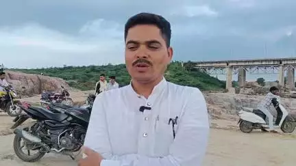 *बुंदेलखंड इंसाफ सेना के राष्ट्रीय अध्यक्ष ए एस नोमानी ने सरकार से मांग करते हुए कहा है कि बंद करनी चाहिए थी मधुशाला, लेकिन सरकार बंद कर रही हैं पाठशाला।( अफसोस* )