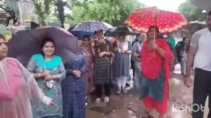 होशंगाबाद नगर: चक्कर रोड से छोटी पहाडिया जाने वाली सड़क हो रहे गड्ढे लोगों को हो रही समस्या स्थानीय लोगों ने किया विरोध#jansamsya