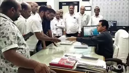 વિસાવદર: વિસાવદર સ્મશાન રોડ ખુલ્લો કરાવવા સત્તાધીશો અને ભાજપનાઆગેવાનો દ્વારા મામલેદાર પ્રાંત તેમજ નગરપાલિકા પ્રમુખને અપાયું આવેદન