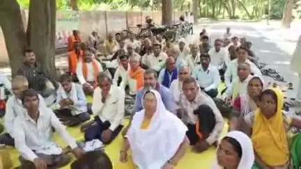 फतेहपुर: सदर के नहर कालोनी में ठगी पीड़ित जमा कर्ता परिवार संगठन ने धरना देकर प्रशासन को 15 अक्टूबर को चक्का जाम की चेतावनी दी