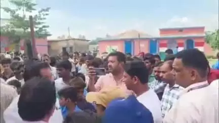 कुदरा: उत्क्रमित मध्य विद्यालय रामडीहरा का नाम बदलने की सूचना पर ग्रामीणों ने स्कूल में किया हंगामा