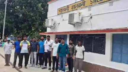 শালবনি: শালবনী রেলওয়ে আন্ডারপাসের বেহাল অবস্থার বিরুদ্ধে অভিযোগ স্টেশন মাস্টারের কাছে, বৃহত্তর আন্দোলনের হুঁশিয়ারি এলাকাবাসীর