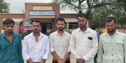 कुक्षी: ग्राम कनेरी में राशन दुकान पर मनमानी, 3 बार अंगूठा लगवा रहे, 2 माह का राशन मिल रहा, ग्रामीणों ने SDM से की शिकायत