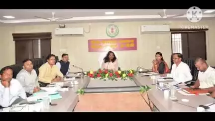 मोहला में समय-सीमा बैठक में कलेक्टर ने PM आवास, शिक्षा व स्वास्थ्य कार्यों में तेजी लाने के लिए दिए निर्देश