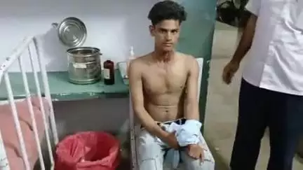 आंवला: शहर में मदरसे के पास आरोपियों ने एक युवक की गर्दन पर चाकू से किया हमला