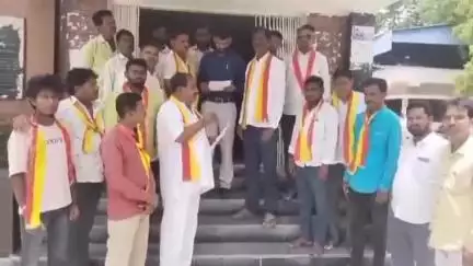 ಮಾನ್ವಿ: ಪಹಣಿ ವಿತರಣೆಗೆ ಸಿಬ್ಬಂದಿ ನೇಮಿಸಲು ಪಟ್ಟಣದ ತಹಸಿಲ್ದಾರ್ ಕಚೇರಿ ಮುಂದೆ ಜಯಕರ್ನಾಟಕ ರಕ್ಷಣಾ ಸೇನೆ ಪ್ರತಿಭಟನೆ