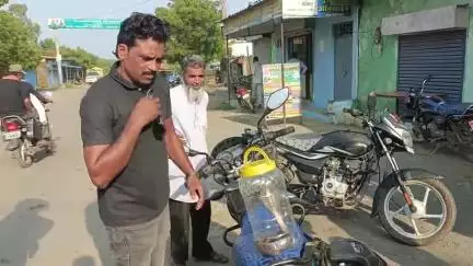 विजयराघवगढ़: विजयराघवगढ़ में मार्को परिवार के घर में घुसा काला नाग, सर्प मित्र ने किया रेस्क्यू, सदस्य दहशत में