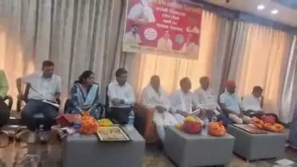 करौली: रसद विभाग के डीलरों ने विधायक हंसराज मीना को विभिन्न मांगों का पत्र सौंपा, विभागीय अधिकारी रहे मौजूद