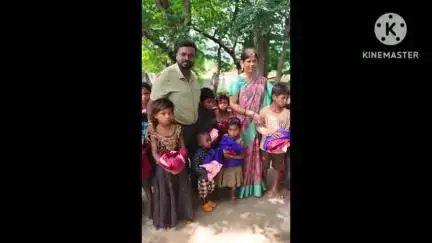 चैनपुर: जेएसएलपीएस के डीपीएम द्वारा आदिम जनजाति के बच्चों के बीच वस्त्र वितरण किया गया