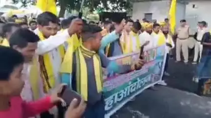 बजाग: करंजिया में जयस पदाधिकारी और कांग्रेस विधायक हीरालाल अलावा ने अतिक्रमण हटाने को लेकर विरोध प्रदर्शन किया