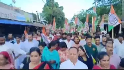 গোয়ালপোখর ১: মঙ্গলবার বিকালে উত্তর দিনাজপুর জেলার গোয়ালপোখর ১ নম্বর ব্লকের লোধন এলাকায় এক বিশাল মিছিল বের করা হয়