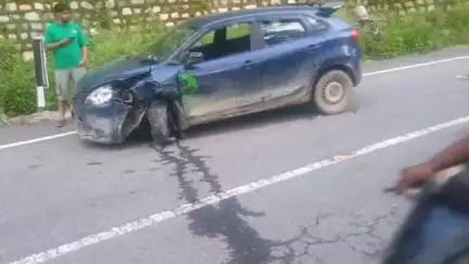 चमोली: चमोली बदरीनाथ हाइवे पर चमोली से आगे कुहेड के पास मोटरसाइकिल और कार की जबरदस्त भिंडत, बाइक सवार दो युवक गंभीर घायल
