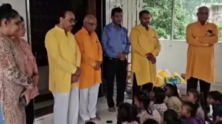 કરજણ: ગૌરી વ્રત નિમિત્તે ગાયત્રી પરિવાર દ્વારા કરજન નગર તેમજ ગ્રામ્ય વિસ્તારોમાં કુવારીકાઓને  ડ્રાયફ્રુટ કિટ વિતરણ